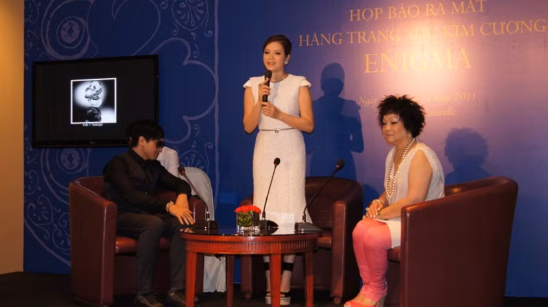 Lý Nhã Kỳ và bà Madame Wong – Chủ tịch tập đoàn Enigma Châu Á-Thái Bình Dương. Tối nay, tại cửa hàng Enigma sẽ có “Đêm tiệc Enigma gây quỹ từ thiện”