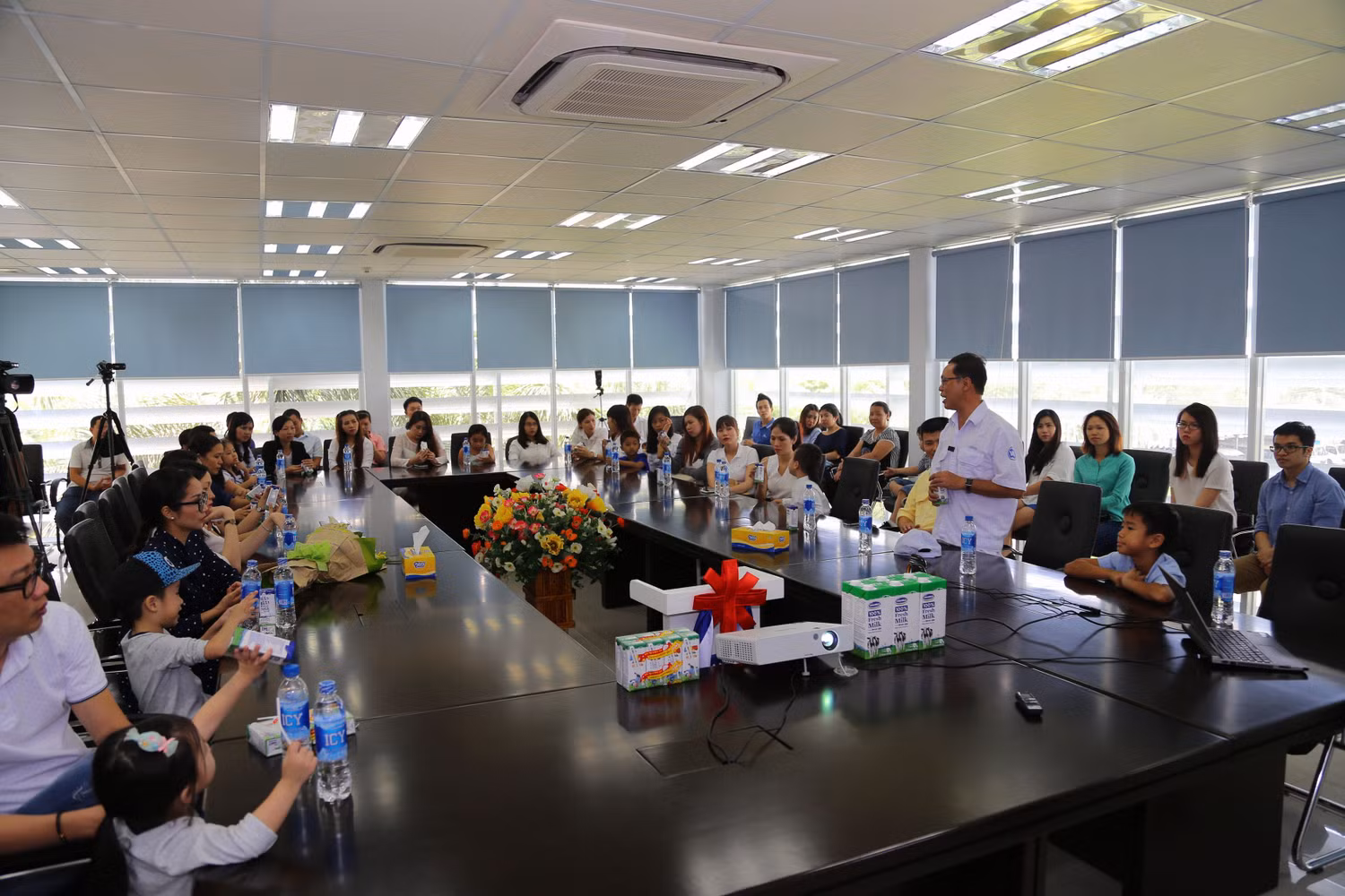 Giám đốc nhà máy Vinamilk: “Mục tiêu của Vinamilk là nâng tầm dinh dưỡng chất lượng quốc tế cho các sản phẩm sữa, từ đó tạo cơ hội cho trẻ em Việt Nam được sử dụng sản phẩm dinh dưỡng không thua kém sản phẩm sữa nước ngoài với giá cả hợp lý.”