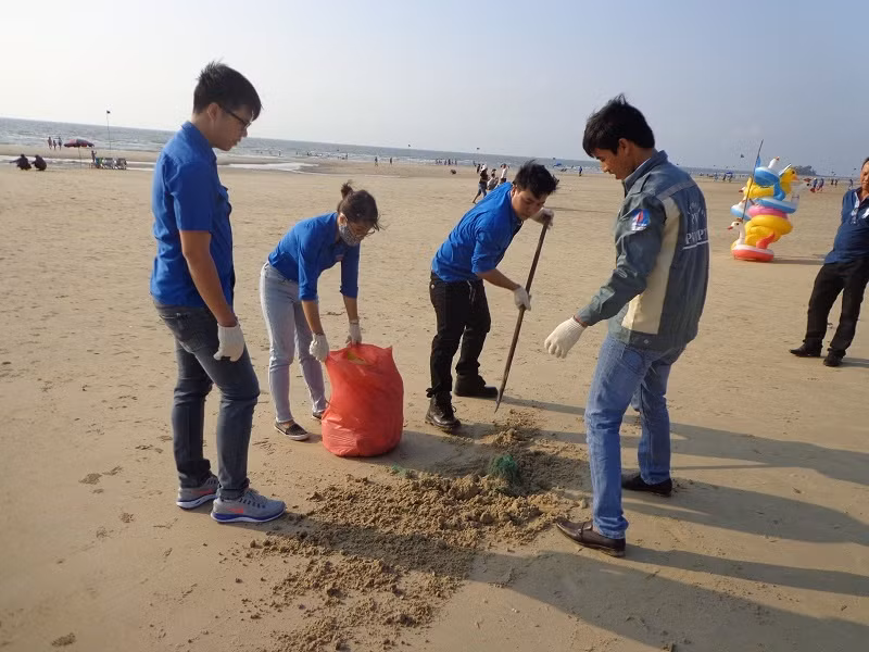 Đoàn Thanh niên PVC-PT dọn dẹp rác thải trên bãi biển Vũng Tàu - ảnh PVC.