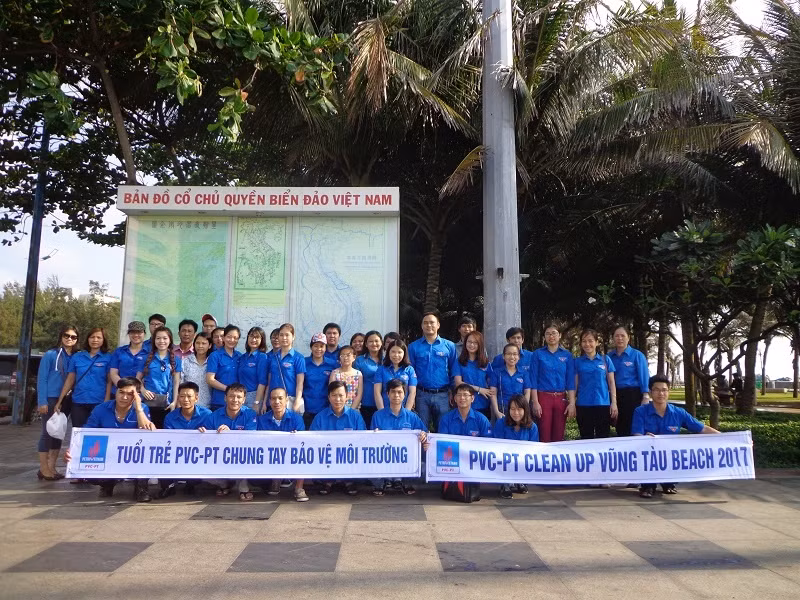 Đoàn Thanh niên PVC-PT chụp ảnh lưu niệm chiến dịch Clean up Vũng Tàu -ảnh nguồn PVC