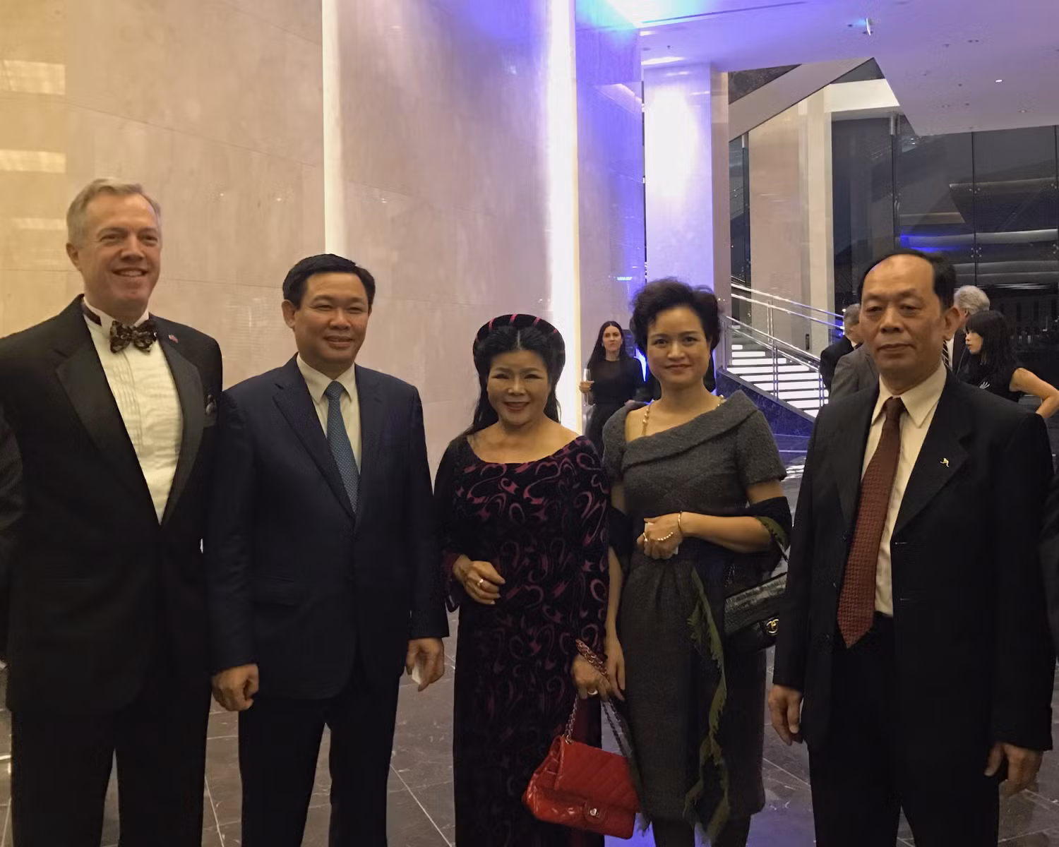 Bà Nguyễn Thị Hương Liên (thứ hai từ phải sang) đại diện cho Sao Thái Dương tại buổi lễ - ảnh nguồn Sao Thái Dương.