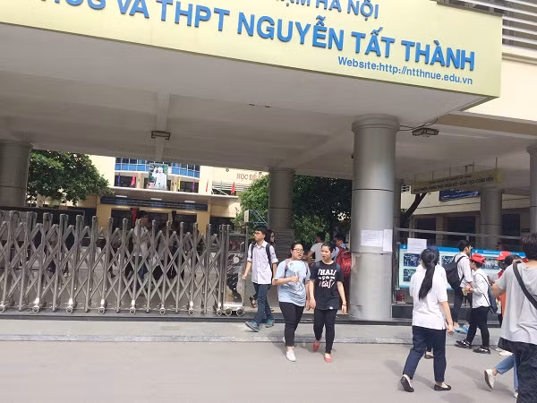 Những thí sinh đầu tiên bước ra sau buổi nghe phổ biến quy chế của kỳ thi trung học phổ thông quốc gia (Ảnh: Ngọc Bích) Những thí sinh đầu tiên bước ra sau buổi nghe phổ biến quy chế của kỳ thi trung học phổ thông quốc gia (Ảnh: Ngọc Bích)