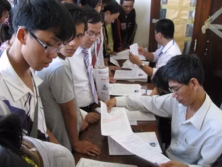 Hình ảnh thí sinh đăng kí nộp hồ sơ vào trường đại học. (Ảnh: giaoduc.net.vn) Hình ảnh thí sinh đăng kí nộp hồ sơ vào trường đại học. (Ảnh: giaoduc.net.vn)