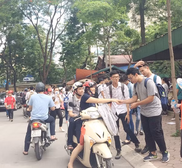 Hình ảnh các em thí sinh trước khi bước vào phòng để nghe quy chế phổ biến, những cái bắt tay, nụ cười tươi rói cùng lời chúc các em thi tốt, tâm lý vững vàng, tự tin cho kỳ thi quan trọng này. (Ảnh: Ngọc Bích) Hình ảnh các em thí sinh trước khi bước vào phòng để nghe quy chế phổ biến, những cái bắt tay, nụ cười tươi rói cùng lời chúc các em thi tốt, tâm lý vững vàng, tự tin cho kỳ thi quan trọng này. (Ảnh: Ngọc Bích)