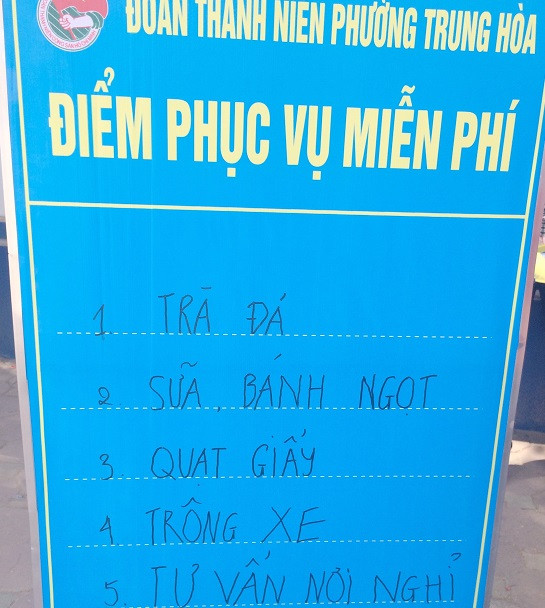 Hình ảnh bảng hiệu của đội tình nguyện về địa điểm phục vụ miễn phí như: các loại đồ uống (trà đá, sữa), bánh ngọt,quạt giấy, địa điểm trông xe miễn phí, tư vấn nơi nghỉ ngơi cho các phụ huynh và thí sinh khi nhà ở cách xa địa điểm thi. (Ảnh: Ngọc Bích) Hình ảnh bảng hiệu của đội tình nguyện về địa điểm phục vụ miễn phí như: các loại đồ uống (trà đá, sữa), bánh ngọt,quạt giấy, địa điểm trông xe miễn phí, tư vấn nơi nghỉ ngơi cho các phụ huynh và thí sinh khi nhà ở cách xa địa điểm thi. (Ảnh: Ngọc Bích)