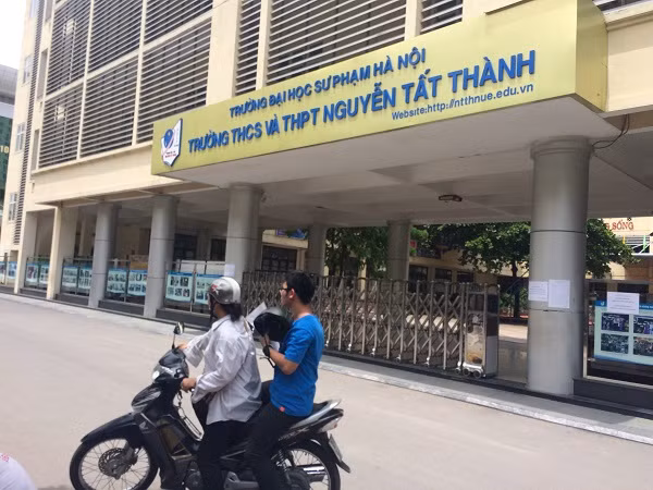 Từ gần 13h ngày 21/6, hình ảnh thí sinh đầu tiên đến tham gia buổi phổ biến quy chế tại trường trung học phổ thông Nguyễn Tất Thành. Do tâm lý nhà xa, sợ đi lại gặp vấn đề, đường đi khó tìm địa chỉ ...nên các phụ huynh thường đưa con em mình đến sớm để đảm bảo an toàn, đồng thời cho các em có thời gian nghỉ ngơi trước khi vào phòng nghe phổ biến. (Ảnh: Ngọc Bích)