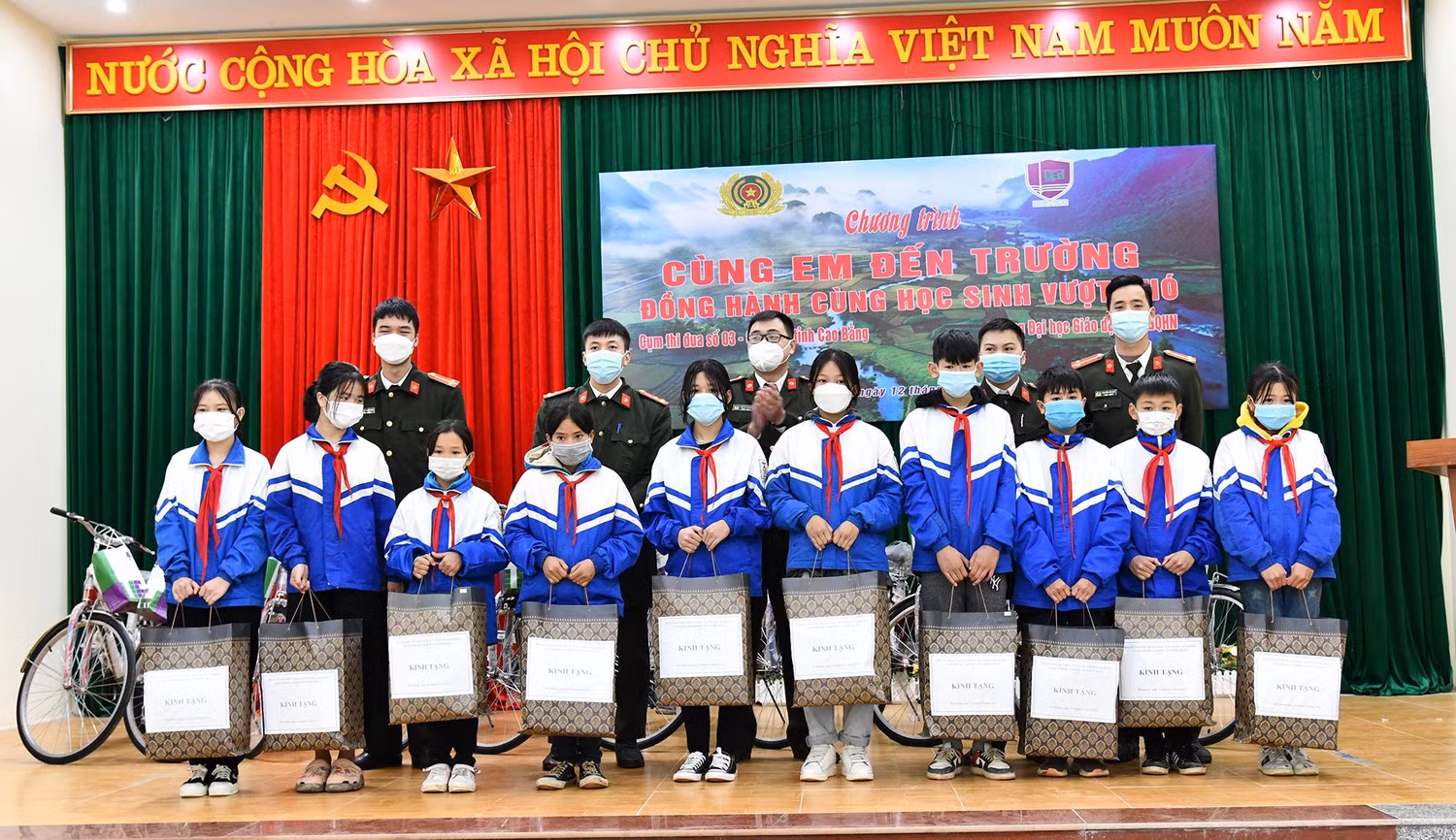 Các chiến sĩ công an thuộc Cụm thi đua số 3 Công an tỉnh Cao Bằng tặng quà cho các em học sinh. Các chiến sĩ công an thuộc Cụm thi đua số 3 Công an tỉnh Cao Bằng tặng quà cho các em học sinh.