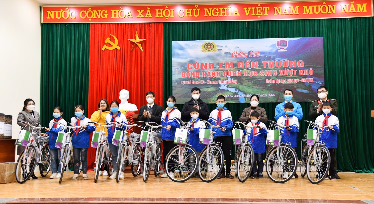 Đoàn công tác của Trường Đại học Giáo dục và Cụm thi đua số 03 – Công an tỉnh Cao Bằng đã có mặt tại 4 điểm trường tặng quà cho các em học sinh. Đoàn công tác của Trường Đại học Giáo dục và Cụm thi đua số 03 – Công an tỉnh Cao Bằng đã có mặt tại 4 điểm trường tặng quà cho các em học sinh.