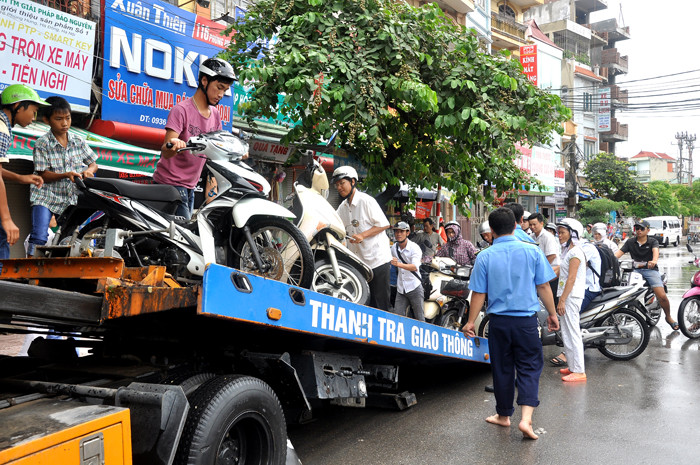 Do đoạn đường này bị trũng, nước dồn về đây làm ngập úng sâu khoảng 40 – 50 cm làm các phương tiện qua đây gặp nhiều khó khăn.