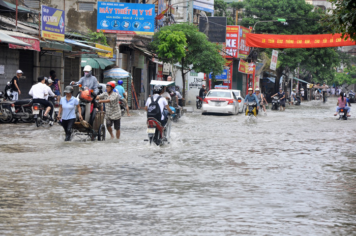 Không mất chi phí và được an toàn qua điểm ngập úng là điều người dân được đội xe cứu hộ giúp đỡ.