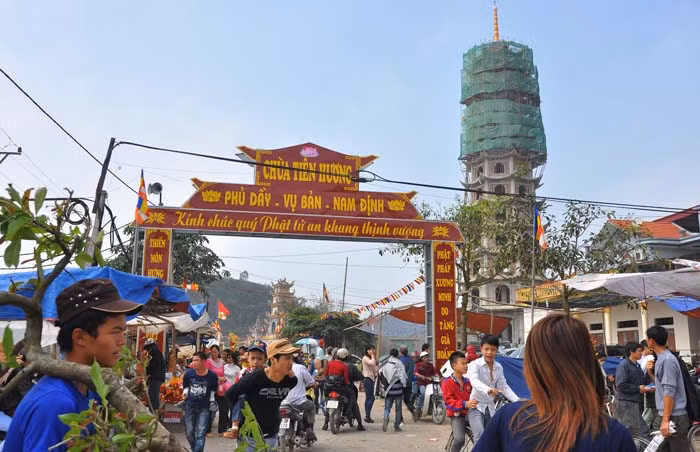 Từ giờ cho tới tháng 3, dòng người vẫn đổ về khu di tích Phủ Dày để thắp hương, cầu may, thăm quan… ở các chùa, đền. Từ giờ cho tới tháng 3, dòng người vẫn đổ về khu di tích Phủ Dày để thắp hương, cầu may, thăm quan… ở các chùa, đền.