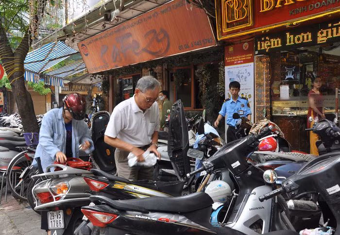 Nhiều người tới mua vàng vì giá rẻ nhất trong 1 năm qua.