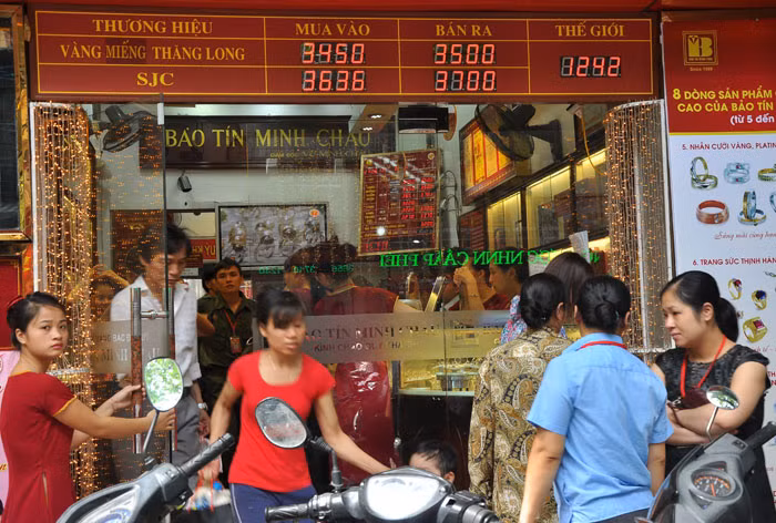 Cập nhập giá vàng trên bảng niêm yết ngay trước cửa vào.
