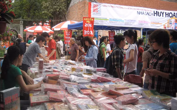 Nhiều loại sách dành cho các em thanh thiêu niên Nhiều loại sách dành cho các em thanh thiêu niên