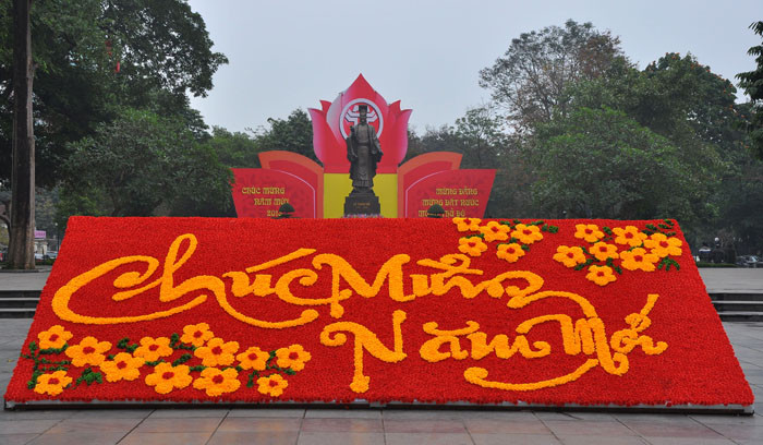 Khu tượng đài Lý Thái Tổ trang hoàng rực rỡ