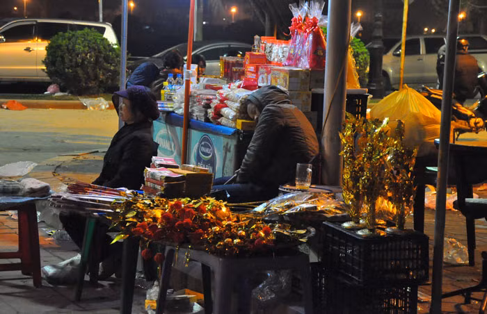 Người bán hàng cũng tranh thủ chợ mắt