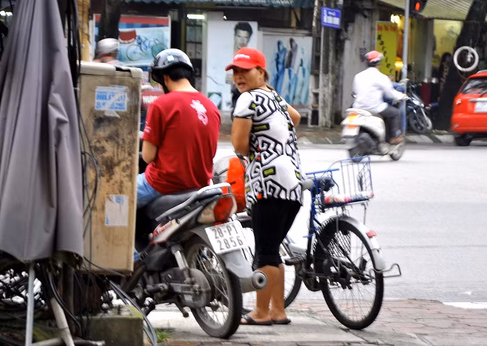 Khi phát hiện có người chụp ảnh chị ta hốt hoảng…