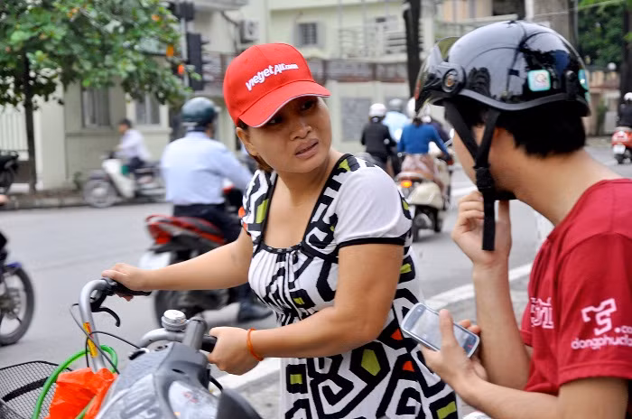Nét mặt nhăn nhó có vẻ khổ sở để lừa người kiếm tiền (ảnh: người phụ nữ xin tiền anh An lần thứ 2).