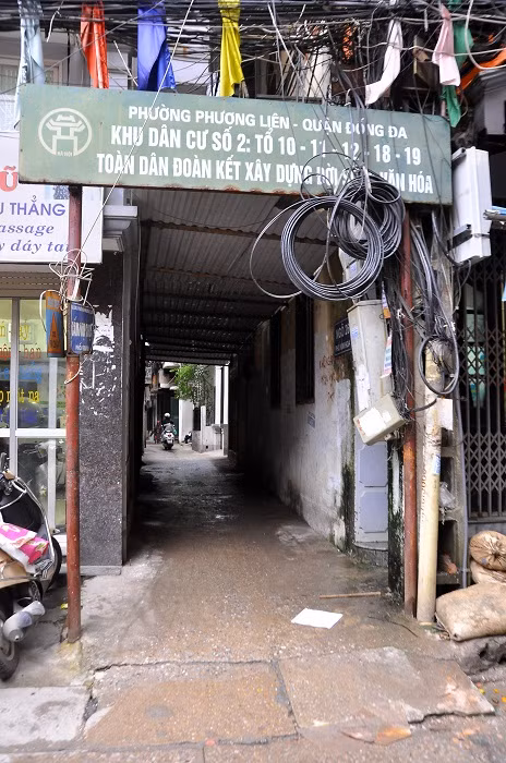 Theo xe người phụ nữ vào ngõ Tổ dân phố số 3 phường Kim Liên, Đống Đa chúng tôi đã bị mất dấu.