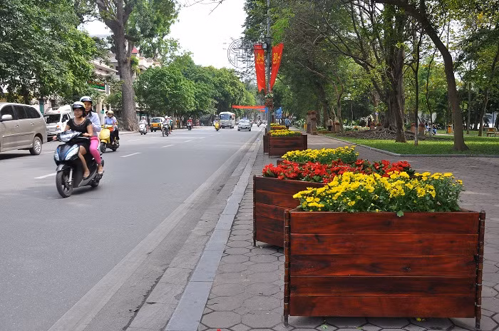 Khu vực quanh bờ Hồ (Đinh Tiên Hoàng) cũng được sắp xếp nhiều bồn hoa và giỏ hoa tạo ra một không gian cho phố phường Thủ đô.