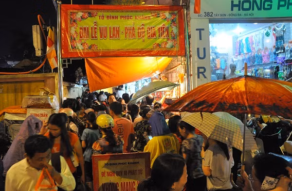 Hơn 6 giờ tối, tất cả mọi cửa vào chùa, khuôn viên chùa đều đông kín người tới làm lễ. Hơn 6 giờ tối, tất cả mọi cửa vào chùa, khuôn viên chùa đều đông kín người tới làm lễ.