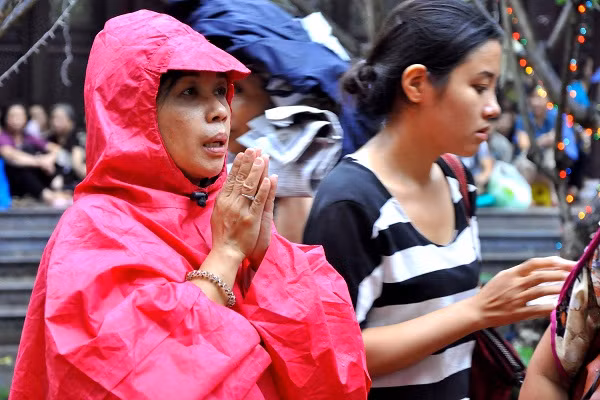 Cầu khấn cho những người đã khuất được siêu thoát. Cầu khấn cho những người đã khuất được siêu thoát.
