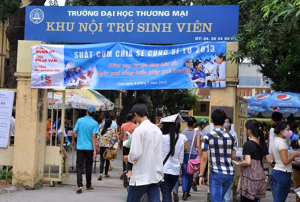 Kết thúc môn thi buổi sáng, kí túc trường Thương Mại rất đông sĩ tử và người nhà tới nhận cơm