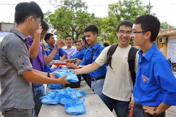 450 suất cơm mặn miễn phí của quỹ Khuyến học Đức tài cũng được các bạn SVTN trao tới sĩ tử