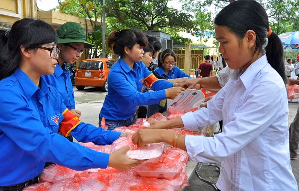 Hơn 500 suất cơm chay miễn phí được trao tới sĩ tử và phụ huynh