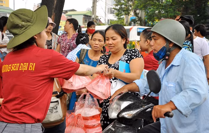 Nhiều phụ huynh phía ngoài cũng đã nhận cơm chay từ chương trình trong khi đợi các sĩ tử