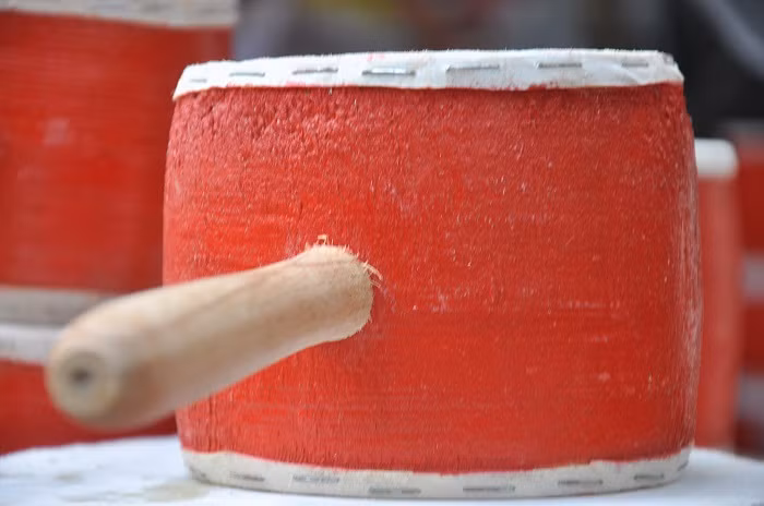 Trống cơm, trống tay được làm với phương pháp thủ công được bán với giá 40 – 60 nghìn đồng/cái.