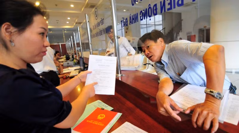 Những giải thích của Bộ Tài nguyên và Môi trường về ghi thêm tên các thành viên gia đình vào sổ đỏ khiến người dân khó hiểu. Ảnh: R.T