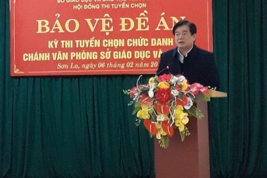Ông Hoàng Tiến Đức - Giám đốc Sở Giáo dục và Đào tạo Sơn La cho rằng: "Anh em chấm theo đúng quy trình, quy định và cho ra kết quả như thế, còn làm sao tôi biết được!" (Ảnh: Báo Lao động) Ông Hoàng Tiến Đức - Giám đốc Sở Giáo dục và Đào tạo Sơn La cho rằng: "Anh em chấm theo đúng quy trình, quy định và cho ra kết quả như thế, còn làm sao tôi biết được!" (Ảnh: Báo Lao động)