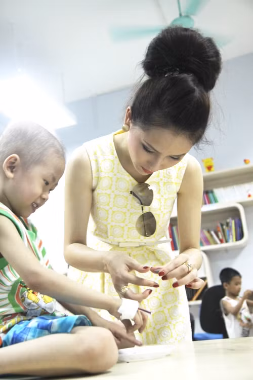 Thái Như Ngọc cùng các bé nặn đất màu thành các con vật