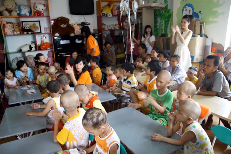 Hiện tại, tại khoa Nhi của Viện này là rất đông, con số lên tới gần 200 em.
