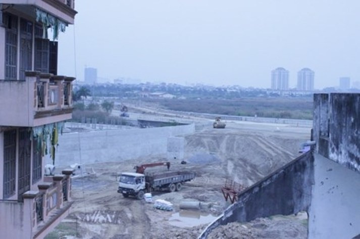 Việc điều chỉnh phạm vi lấy đất xây dựng đường hai đầu cầu Nhật Tân (thuộc tổng thể Dự án xây dựng xầu Nhật Tân) trong đó có Nút giao Phú Thượng đang bị người dân phản đối. Ảnh Kiến thức.