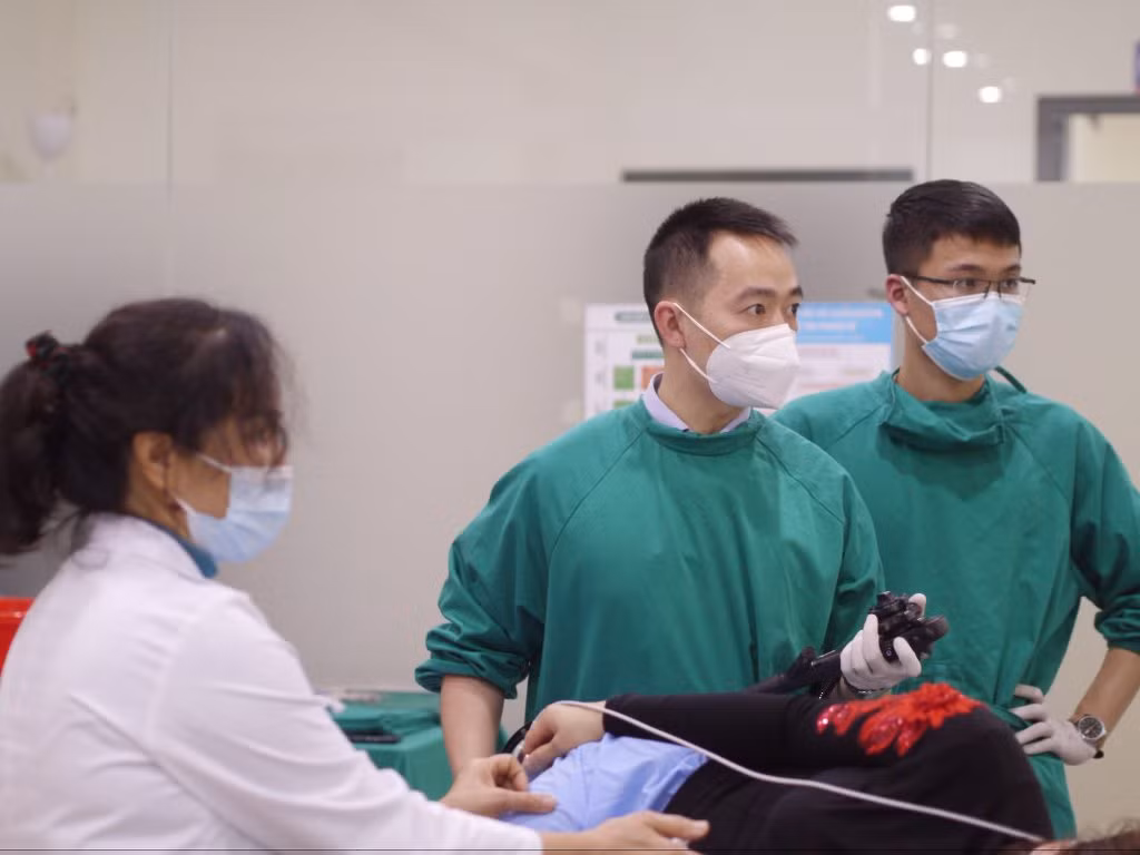 Bác sĩ Trần Đức Cảnh (ở giữa), công tác tại Bệnh viện K Trung ương, chuyên gia hàng đầu trong lĩnh vực nội soi chẩn đoán và can thiệp ung thư sớm đường tiêu hóa (Ảnh: drcanh.vn). Bác sĩ Trần Đức Cảnh (ở giữa), công tác tại Bệnh viện K Trung ương, chuyên gia hàng đầu trong lĩnh vực nội soi chẩn đoán và can thiệp ung thư sớm đường tiêu hóa (Ảnh: drcanh.vn).