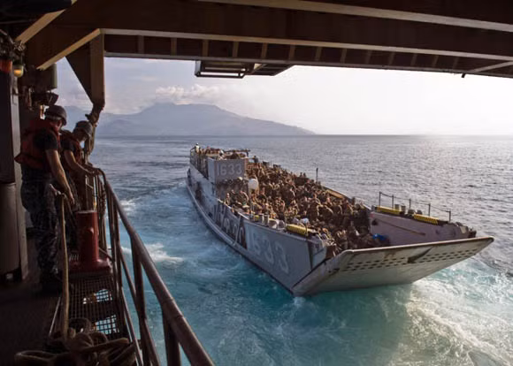 Tàu chở quân Hải quân Mỹ rời khỏi tàu tấn công đổ bộ USS Bonhomme Richard (LHD-6) tiến vào vịnh Subic, Philippines