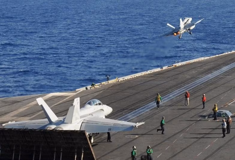 Tàu sân bay Nimitz CVN-68 của Hải quân Mỹ huấn luyện trên Biển Đông vào tháng 5 năm 2013. Máy bay chiến đấu F/A-18 cất cánh.