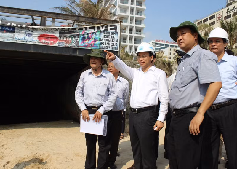 Bí thư Thành ủy Đà Nẵng Nguyễn Xuân Anh đi kiểm tra tình hình ô nhiễm, sạt lở dọc bãi biển Đà Nẵng. Ảnh: TT