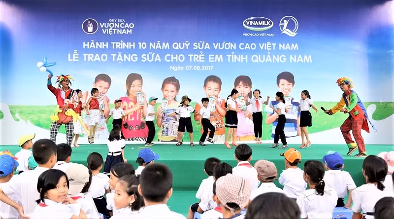 Các em học sinh vô cùng hào hứng với trò chơi ngoài trời thú vị cùng phần diễn hài và ảo thuật của chú hề vui tính. Các em học sinh vô cùng hào hứng với trò chơi ngoài trời thú vị cùng phần diễn hài và ảo thuật của chú hề vui tính.