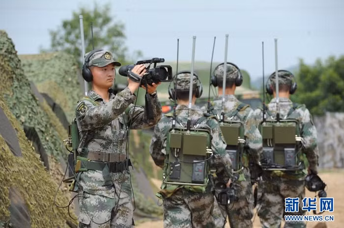 Học viên sĩ quan thông tin liên lạc vào trận