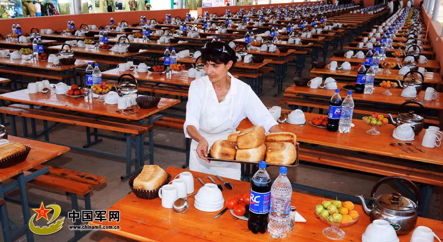 Chuẩn bị bữa ăn cho lực lượng tham gia diễn tập Chuẩn bị bữa ăn cho lực lượng tham gia diễn tập