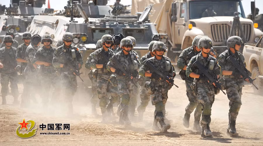 Sau khi hoàn thành diễn tập, lực lượng quân sự Trung Quốc tham gia diễu binh Sau khi hoàn thành diễn tập, lực lượng quân sự Trung Quốc tham gia diễu binh