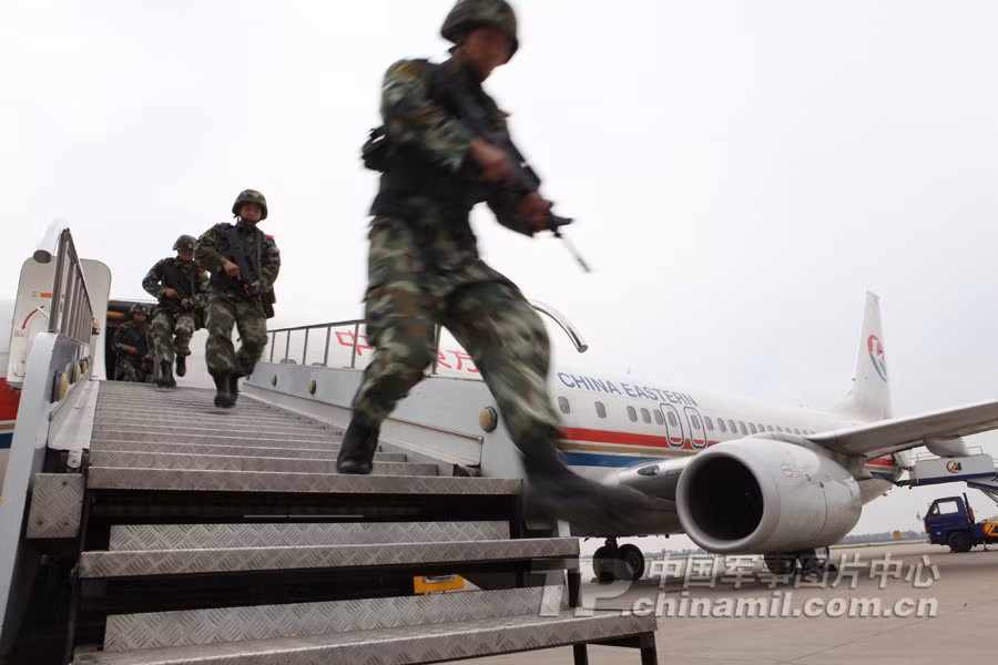 Cơ động xuống nơi tập kết Cơ động xuống nơi tập kết