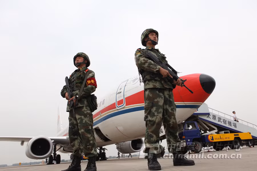 Trong tình huống khẩn cấp, các máy bay hàng không dân dụng sẽ được trưng dụng để vận chuyển quân, tham gia các nhiệm vụ quân sự Trong tình huống khẩn cấp, các máy bay hàng không dân dụng sẽ được trưng dụng để vận chuyển quân, tham gia các nhiệm vụ quân sự