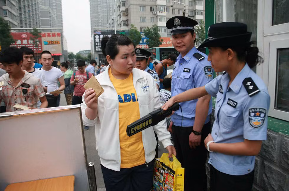 Các giám thị Trung Quốc được phát một loại "công cụ đặc dị" nhằm dò tìm phao thi công nghệ cao của thí sinh trước lúc vào phòng thi