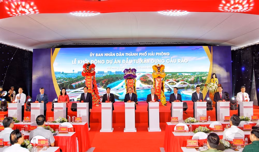 Thủ tướng Nguyễn Xuân Phúc cùng các đại biểu bấm nút khởi động dự án đầu tư xây dựng cầu Rào (Ảnh: CTV)