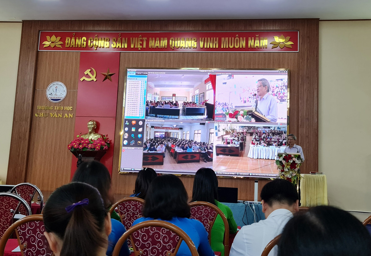 Giáo sư Nguyễn Minh Thuyết phát biểu tại chuyên đề và giải đáp những thắc mắc của giáo viên liên quan đến dạy học sách "Cánh Diều" (Ảnh: Lã Tiến)
