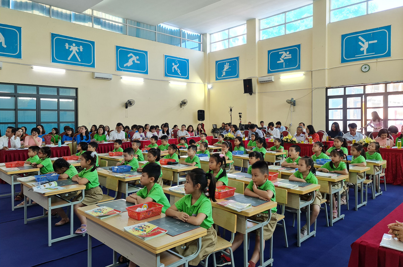 Các em học sinh chăm chú nghe giảng và tiếp thu bài tốt (Ảnh: Lã Tiến)